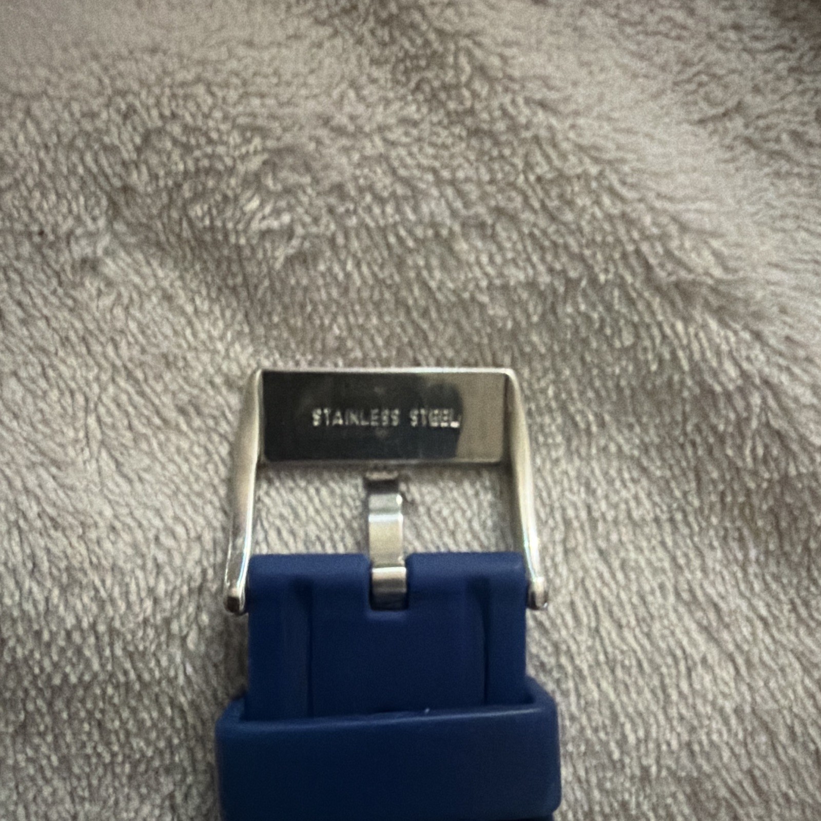 Fossil AM-2577 Quartz Analog 45mm Steel White Dial Blue Rubber Strap Date