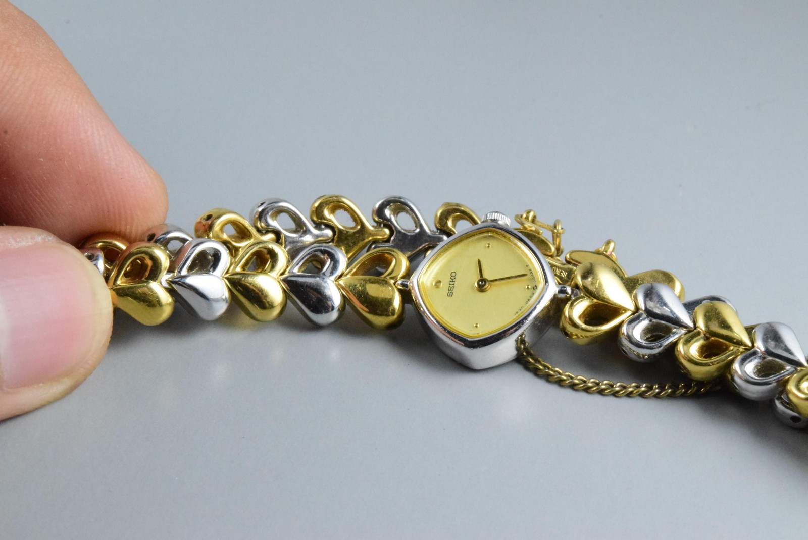 Vintage watch Seiko Tiny 1E20-5280 Yellow Lady Quartz Round 16mm