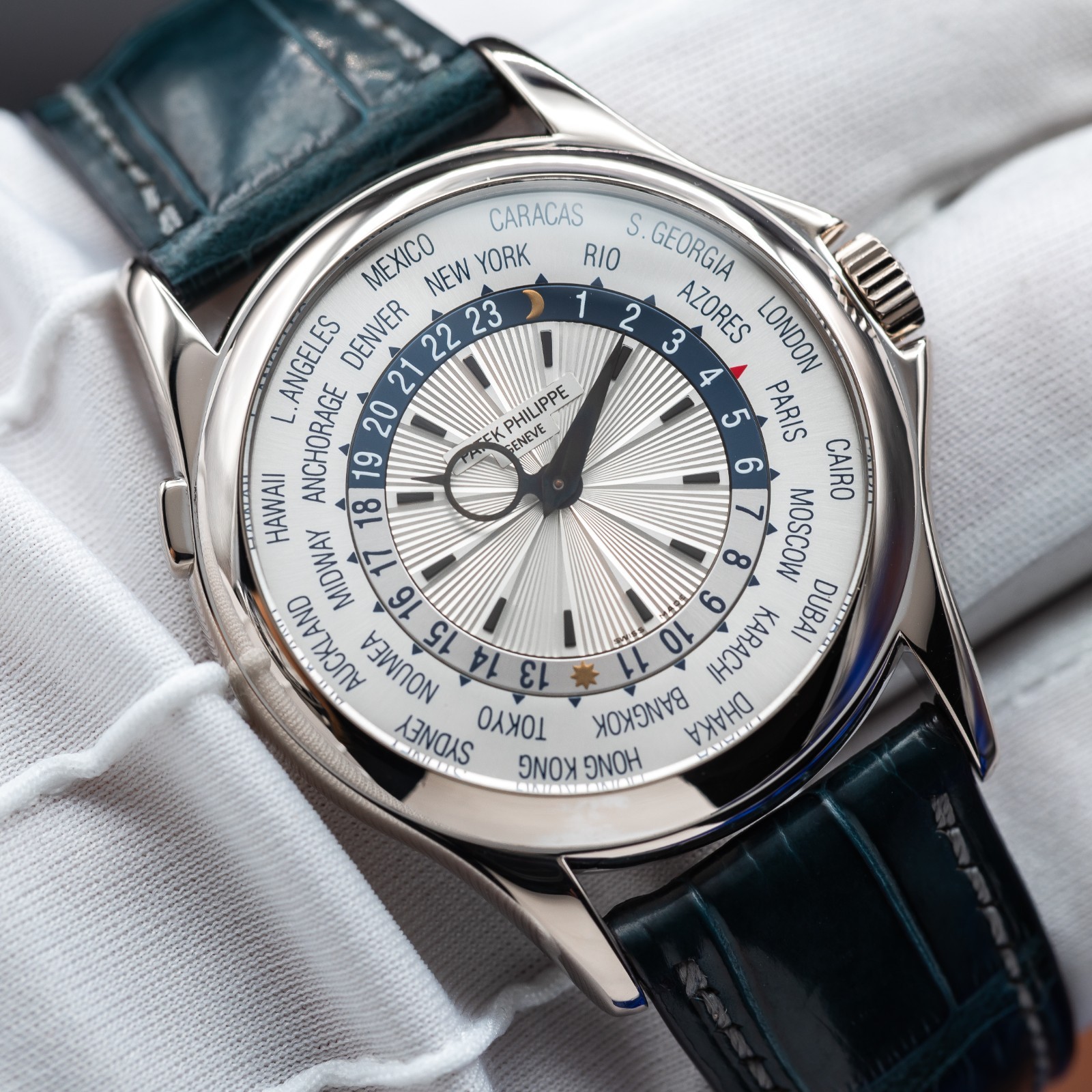 PATEK PHILIPPE World Time Automatic 18k White Gold 39.5mm 5130G