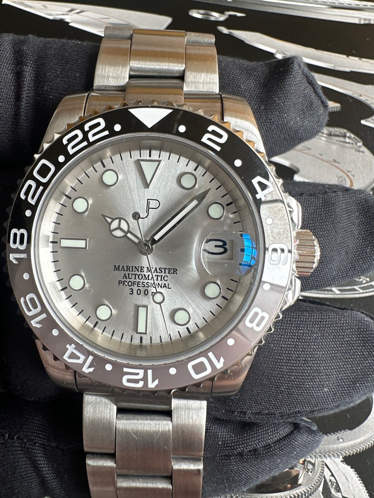 seiko nh35 JP custom 40m automatic White/silver Opaline Dial Black & Grey Bezel