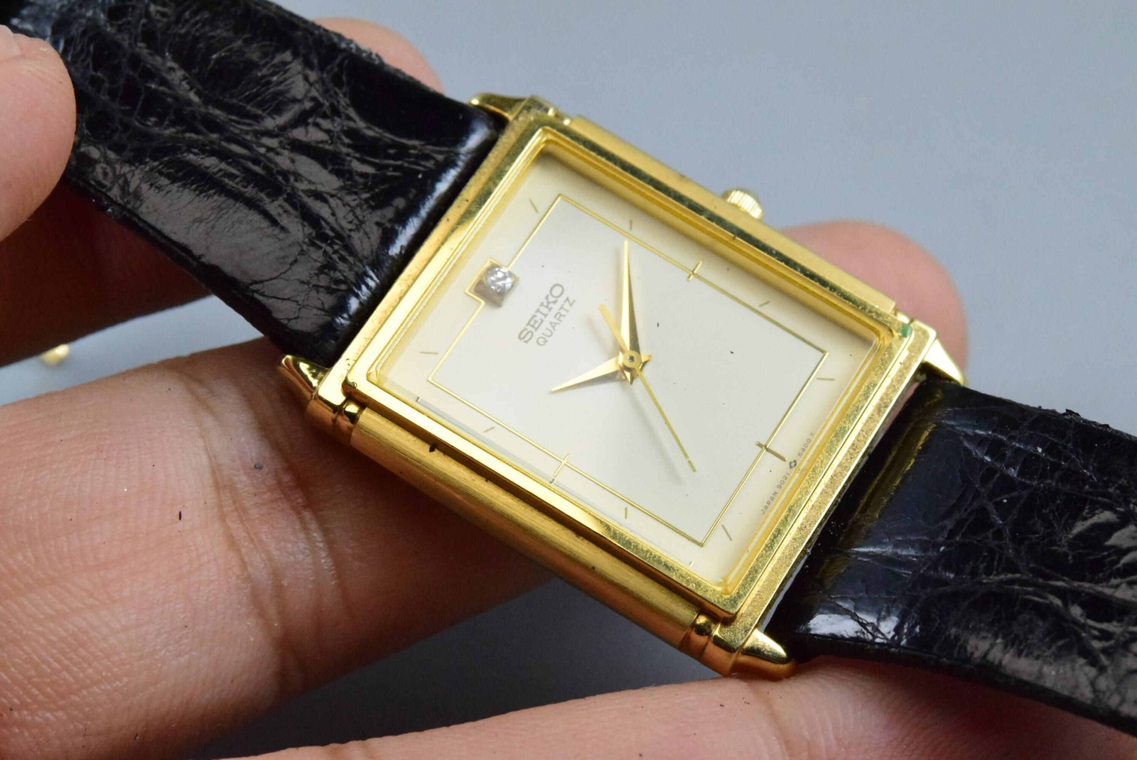 Vintage watch Seiko 9021-5300 Yellow Men Quartz Tank 28mm
