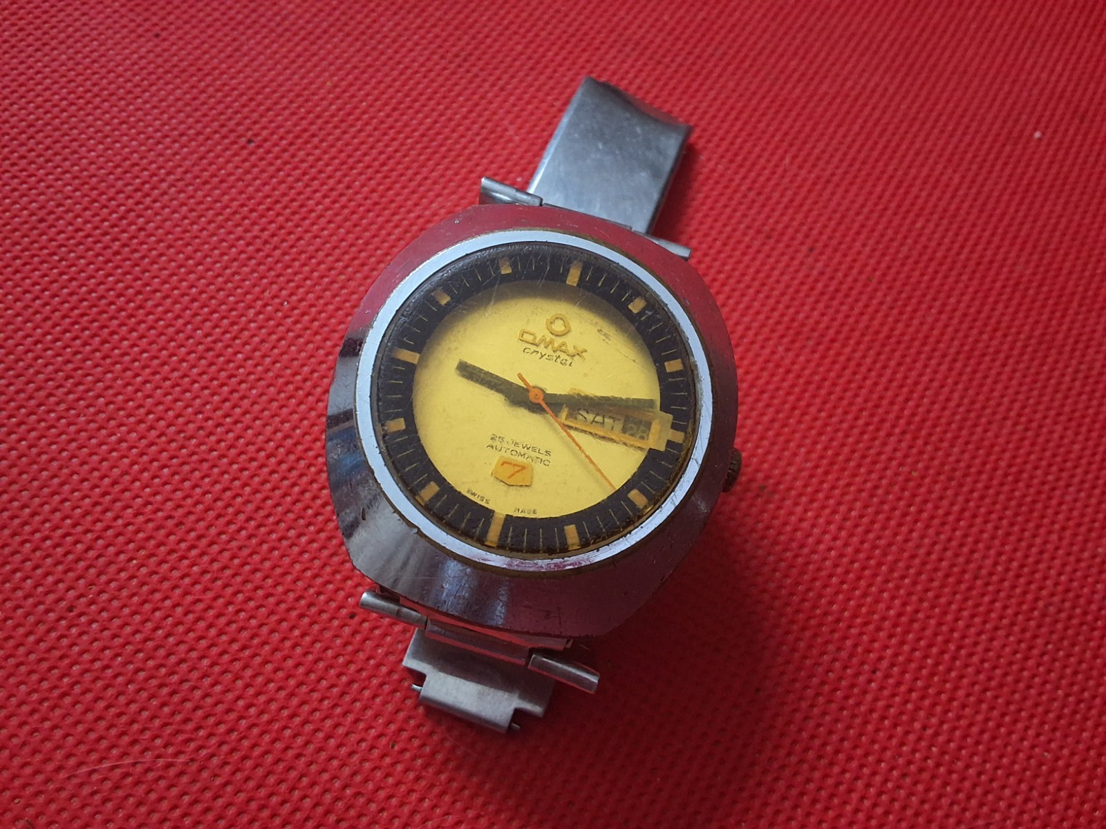 Vintage Omax Crystal 7 Automatic 25 Jewels Day/Date Wrist Watch Swiss made.