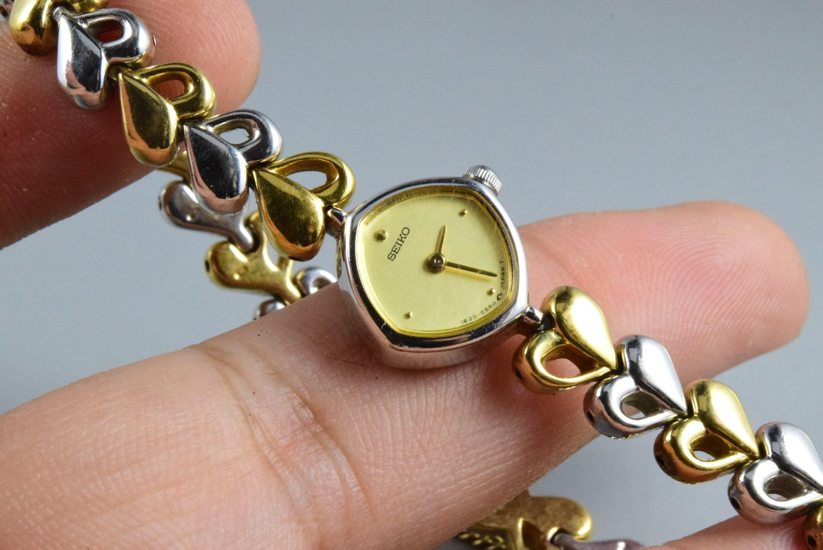 Vintage watch Seiko Tiny 1E20-5280 Yellow Lady Quartz Round 16mm