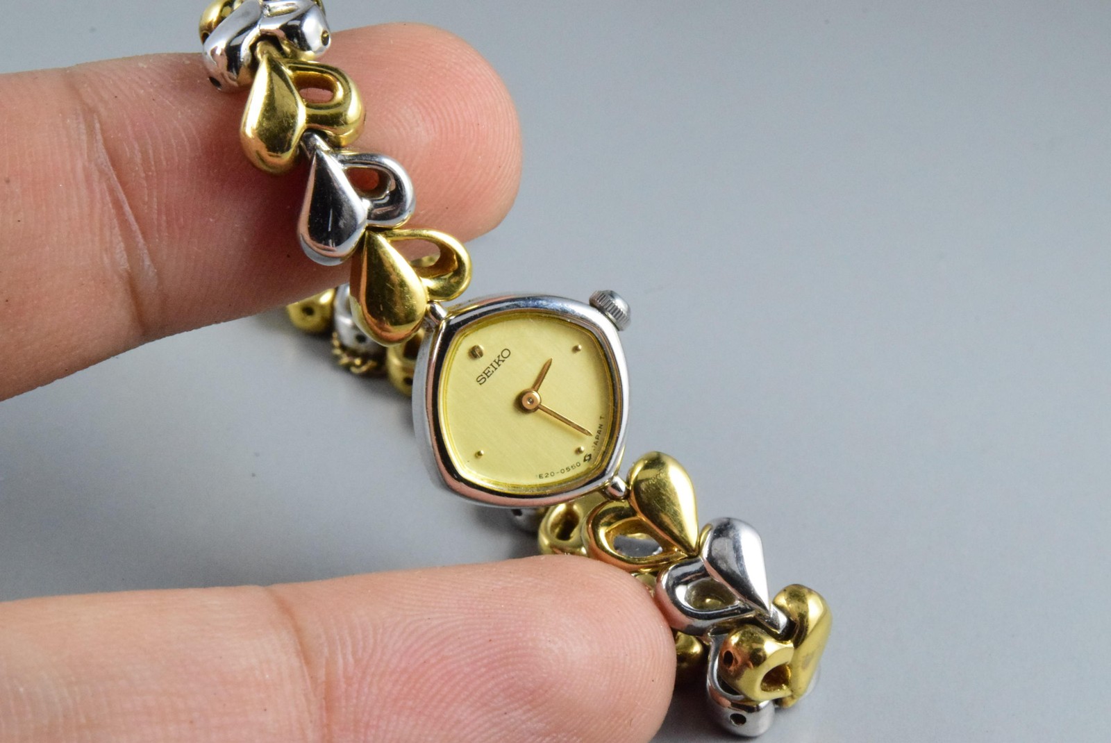 Vintage watch Seiko Tiny 1E20-5280 Yellow Lady Quartz Round 16mm