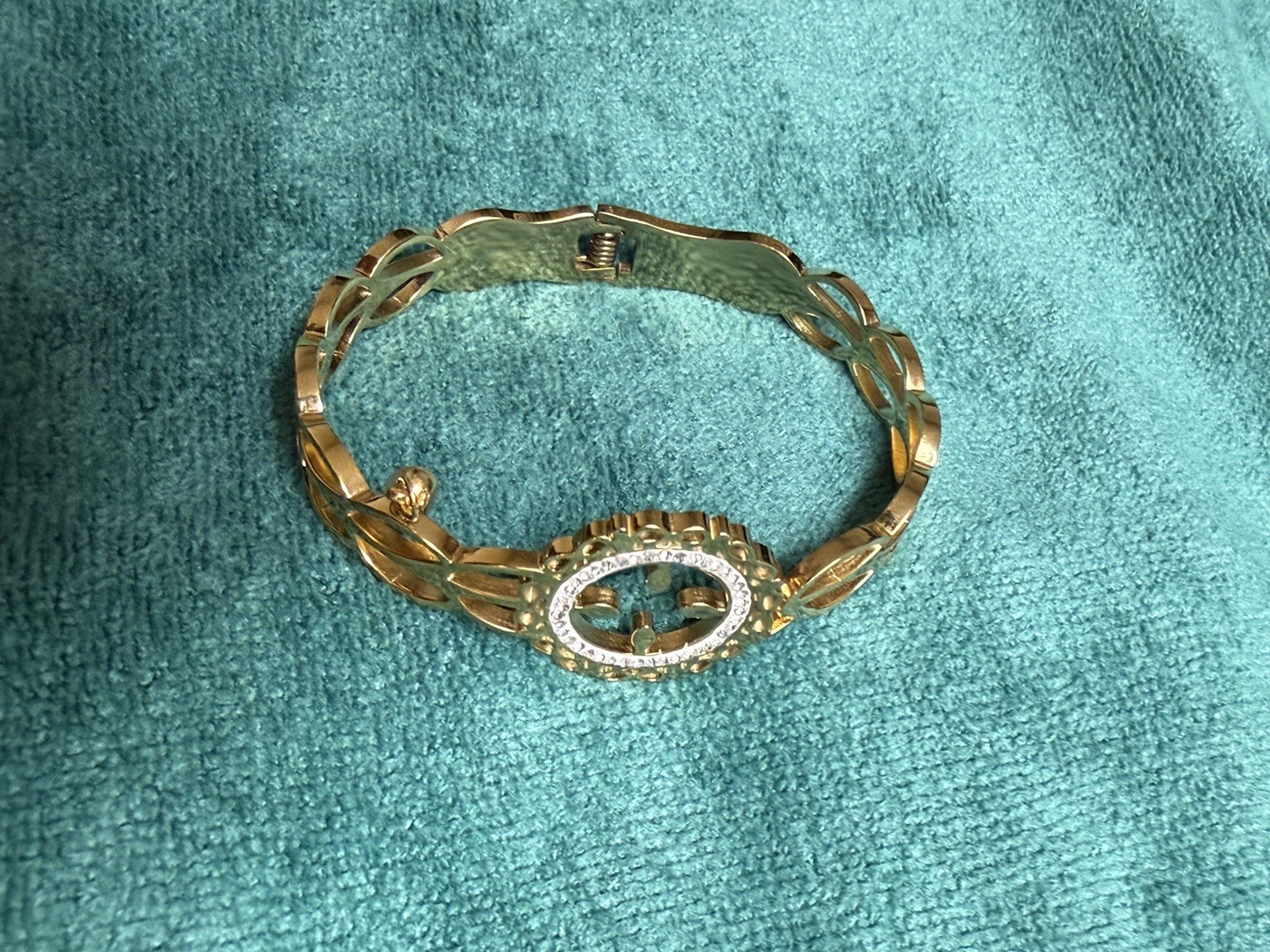 Women’s Gold Tone Analog Bracelet Wristwatch, Gemmed Bezel, Round Dial
