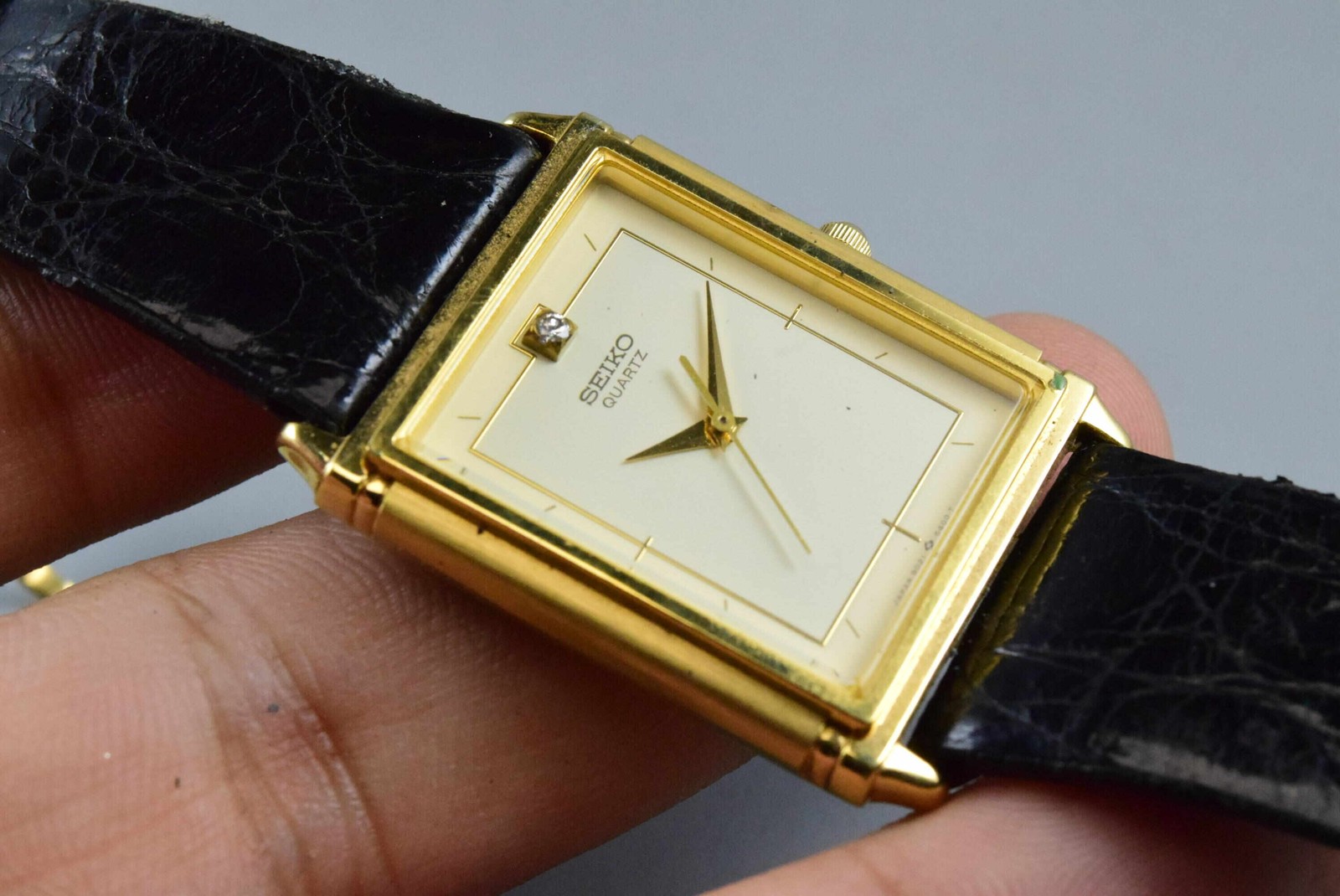 Vintage watch Seiko 9021-5300 Yellow Men Quartz Tank 28mm