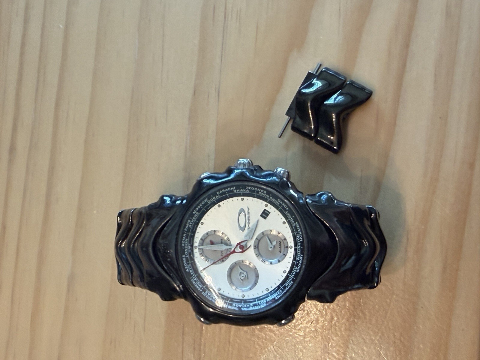 OAKLEY GMT Chronograph Watch White Dial World Time Sapphire Crystal. +2 links.