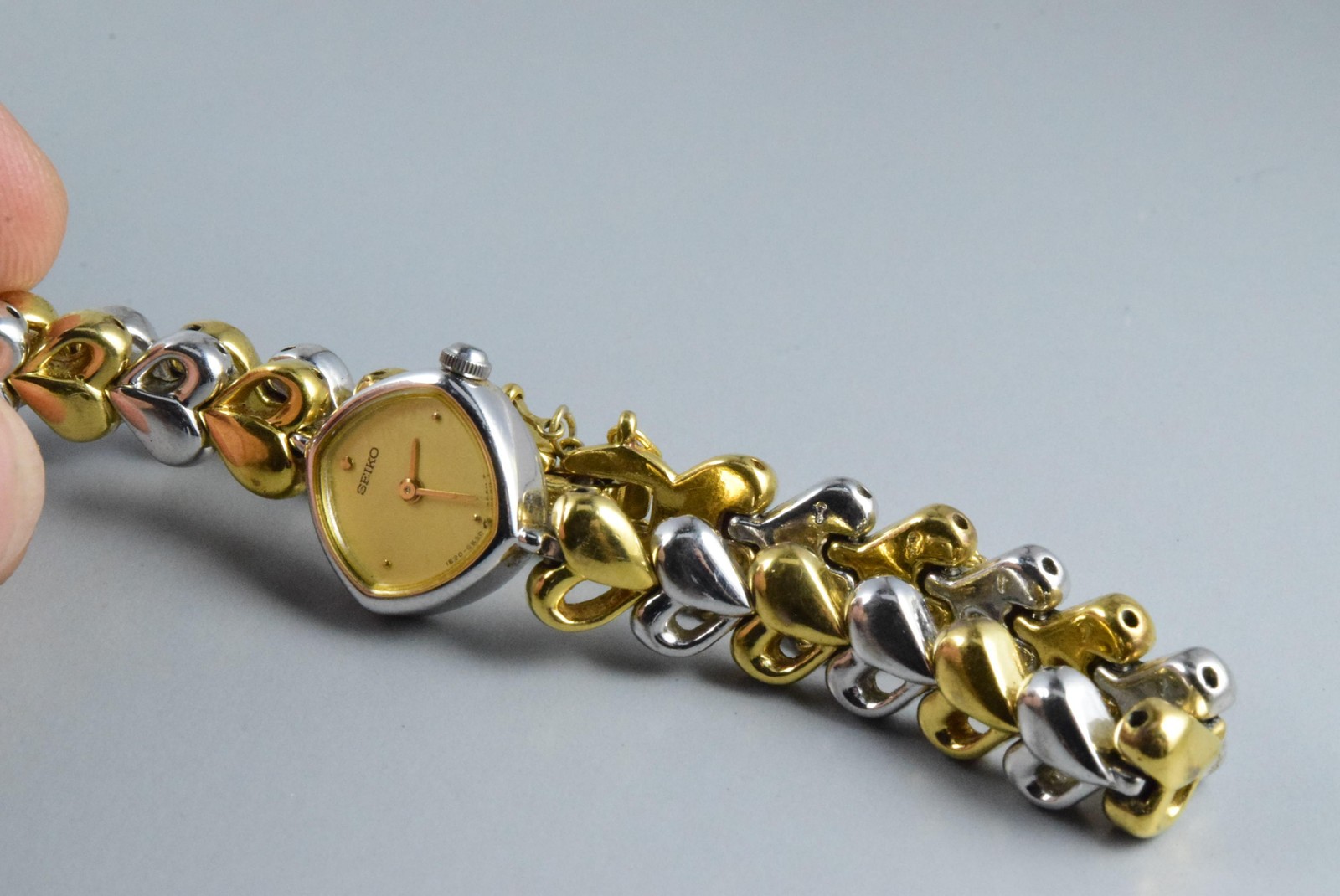 Vintage watch Seiko Tiny 1E20-5280 Yellow Lady Quartz Round 16mm