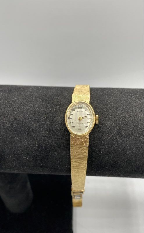 Seiko Stainless Steel 15 mm Analog Manual Women’s Wristwatch