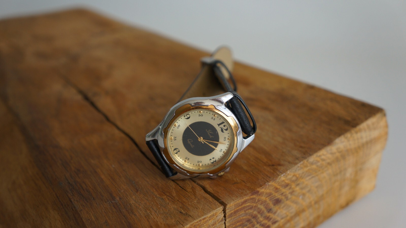 LUCH quartz wristwatch with two-tone metal case and pearl sheen dial
