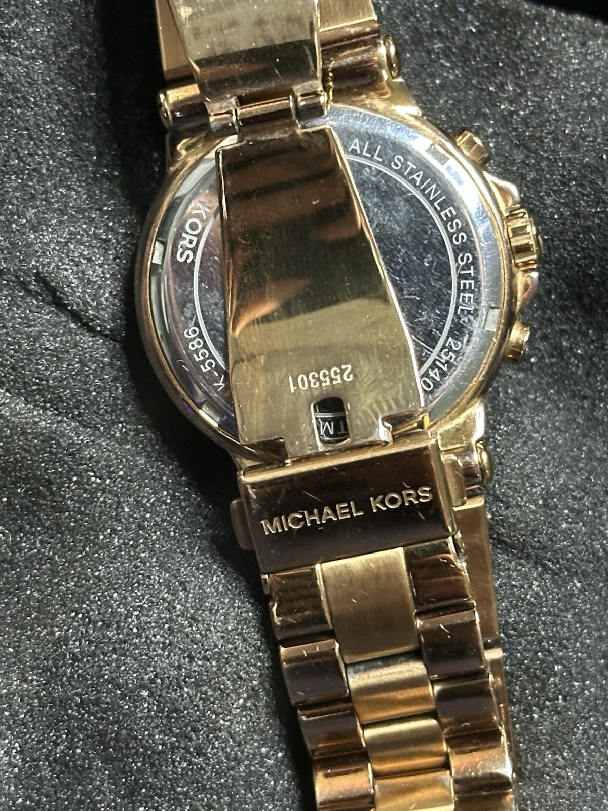 Michael Kors MK-5586 Women’s Chronograph Gold SS. Missing a gem