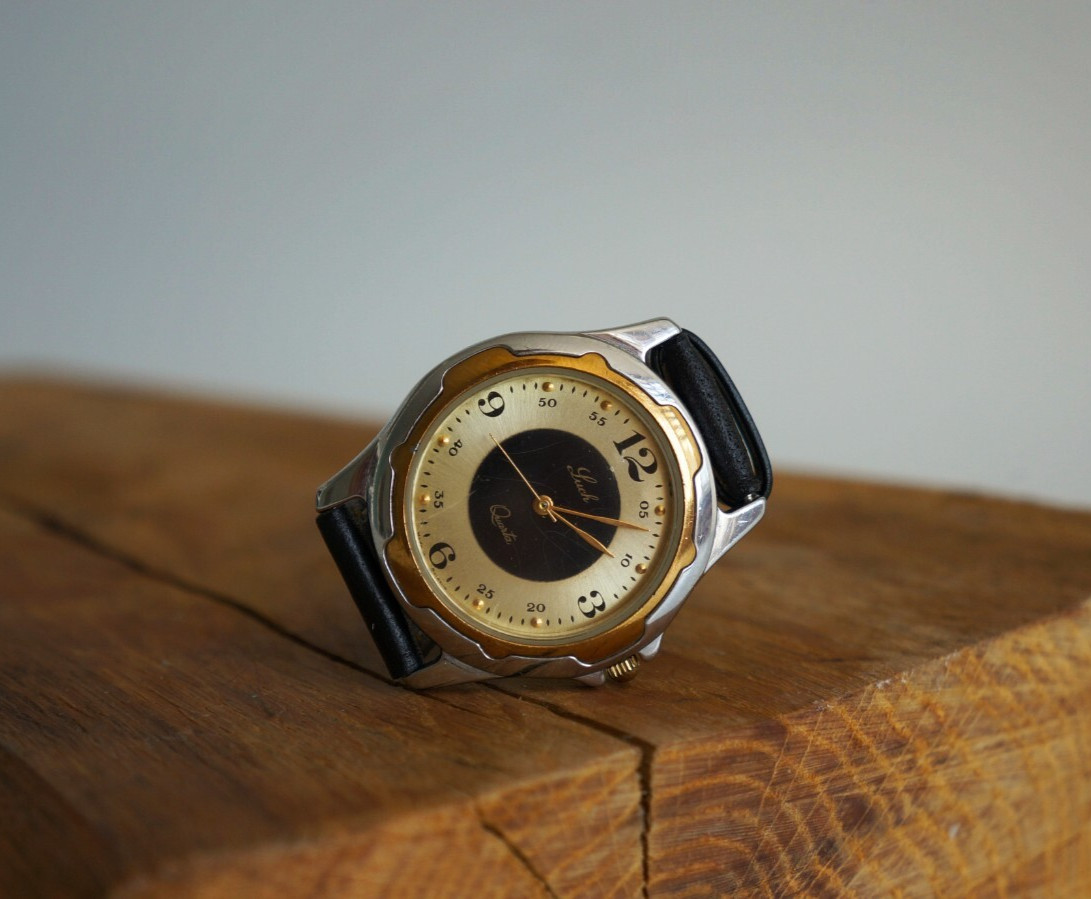 LUCH quartz wristwatch with two-tone metal case and pearl sheen dial
