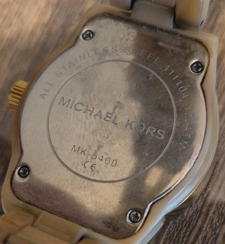 MICHAEL KORS MK5400 BEIGE RESIN PLASTIC WOMEN’S WATCH. Needs Battery.