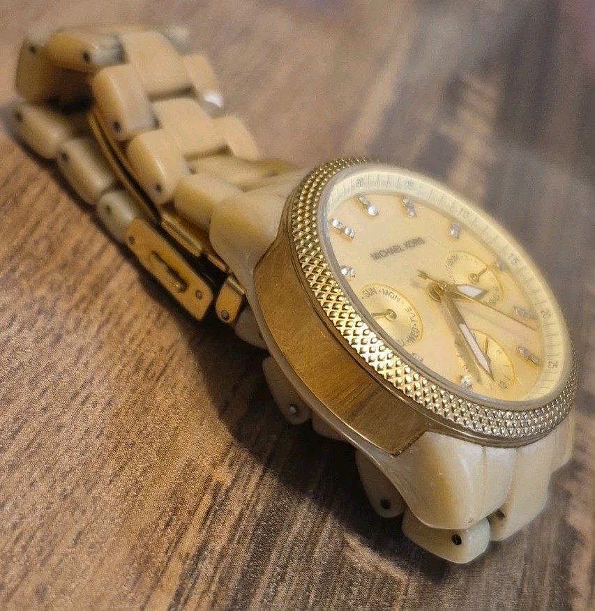 MICHAEL KORS MK5400 BEIGE RESIN PLASTIC WOMEN’S WATCH. Needs Battery.