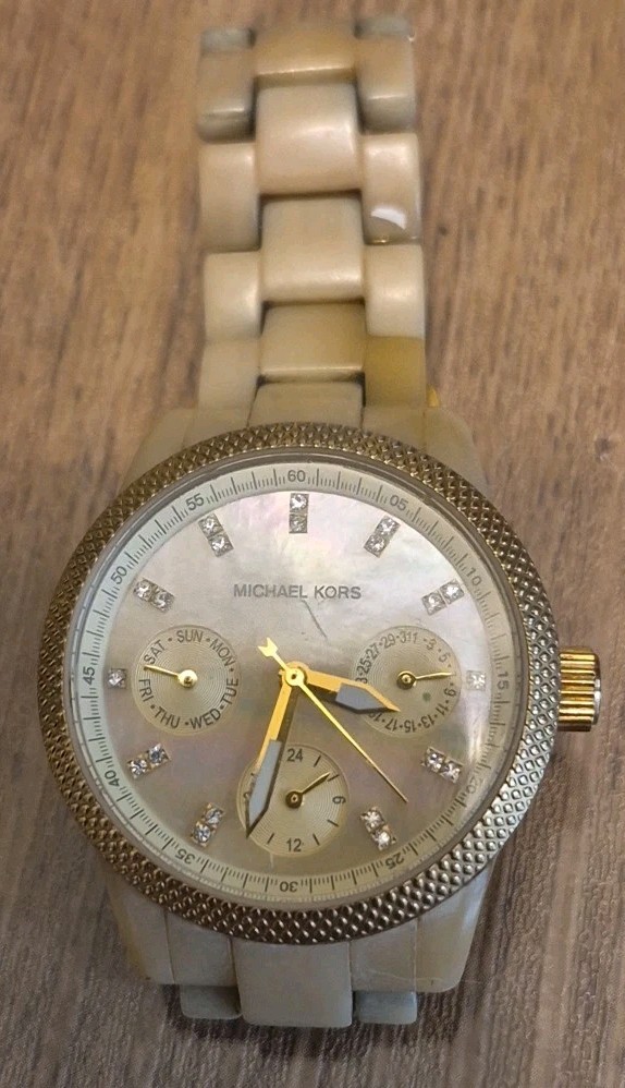 MICHAEL KORS MK5400 BEIGE RESIN PLASTIC WOMEN’S WATCH. Needs Battery.