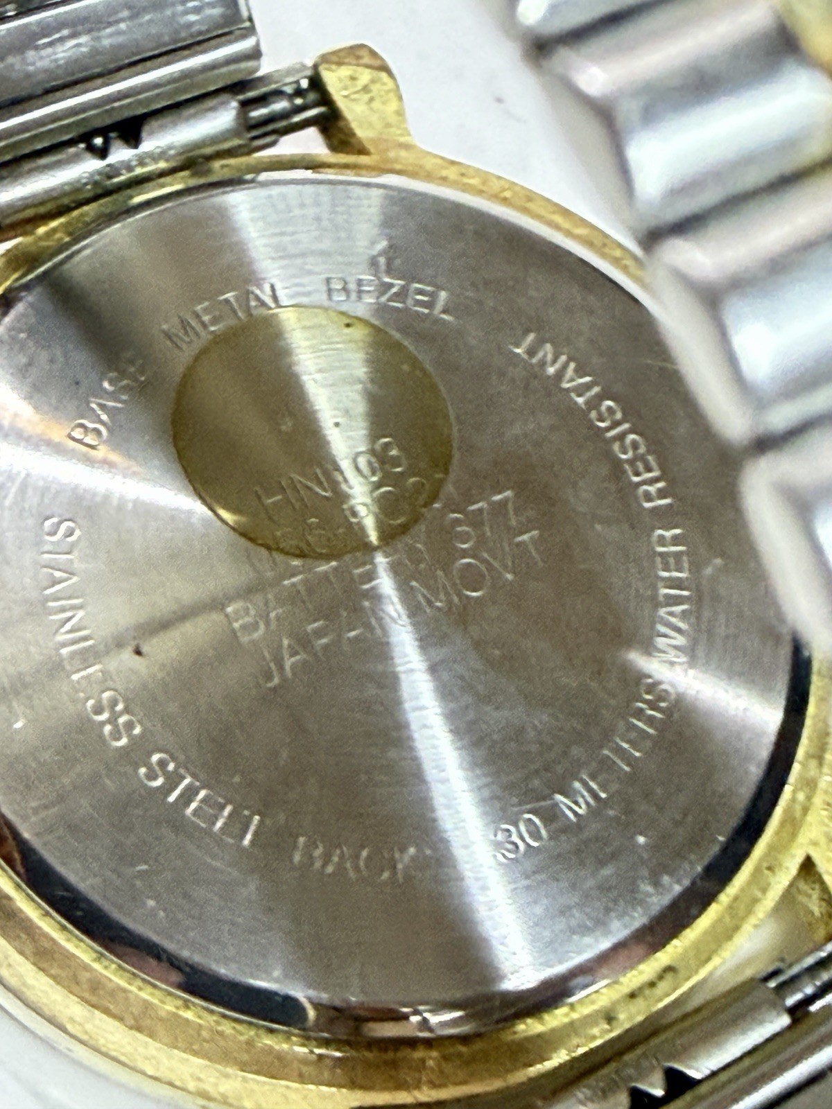 Analog quartz watch, “Quartz water resistant 30 meters”