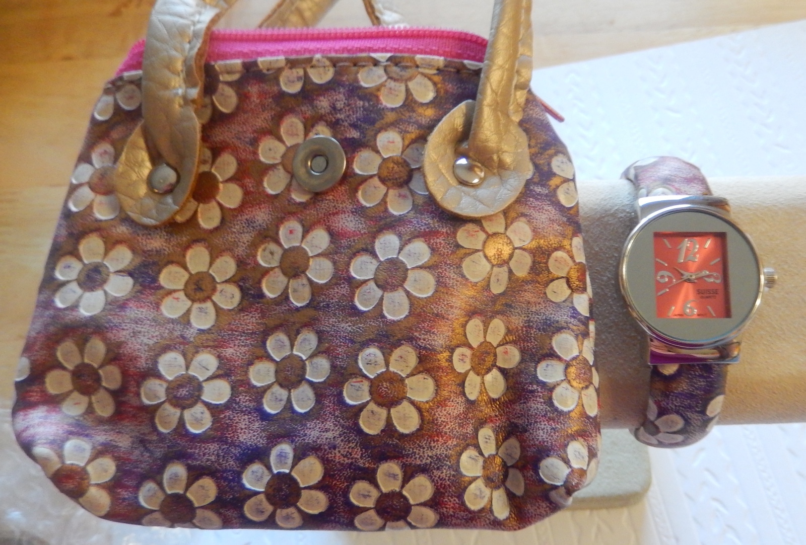 Watch Womans Cuff-round face-flower print pink purple matching zippered bag