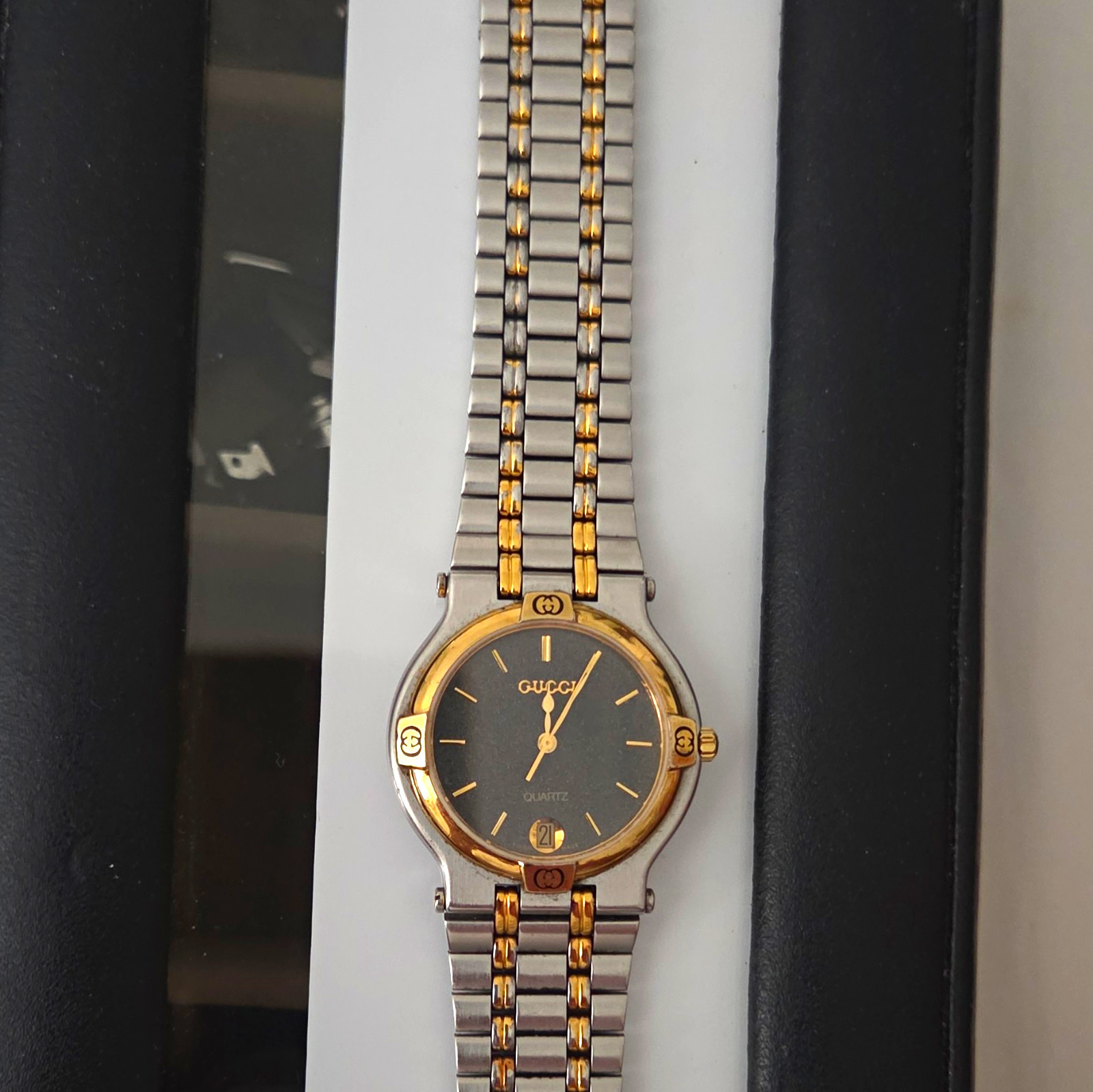 Gucci 9000M Quartz 32mm Two-Tone SS Bracelet Black Dial Date Wristwatch