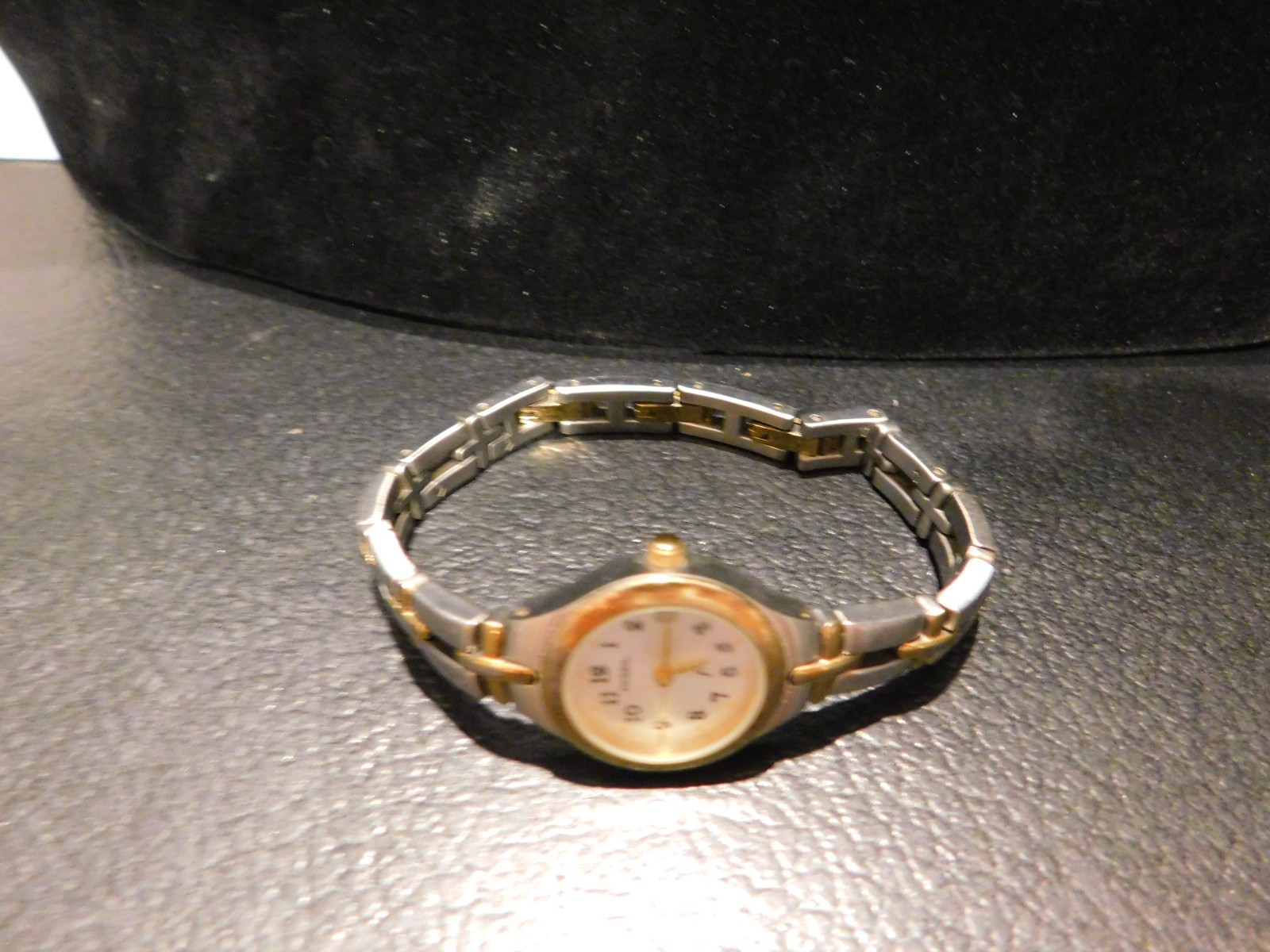 Fossil F2 ES-9439 Silver Tone Watch Runs Great Batt. Inst. 7/2/25