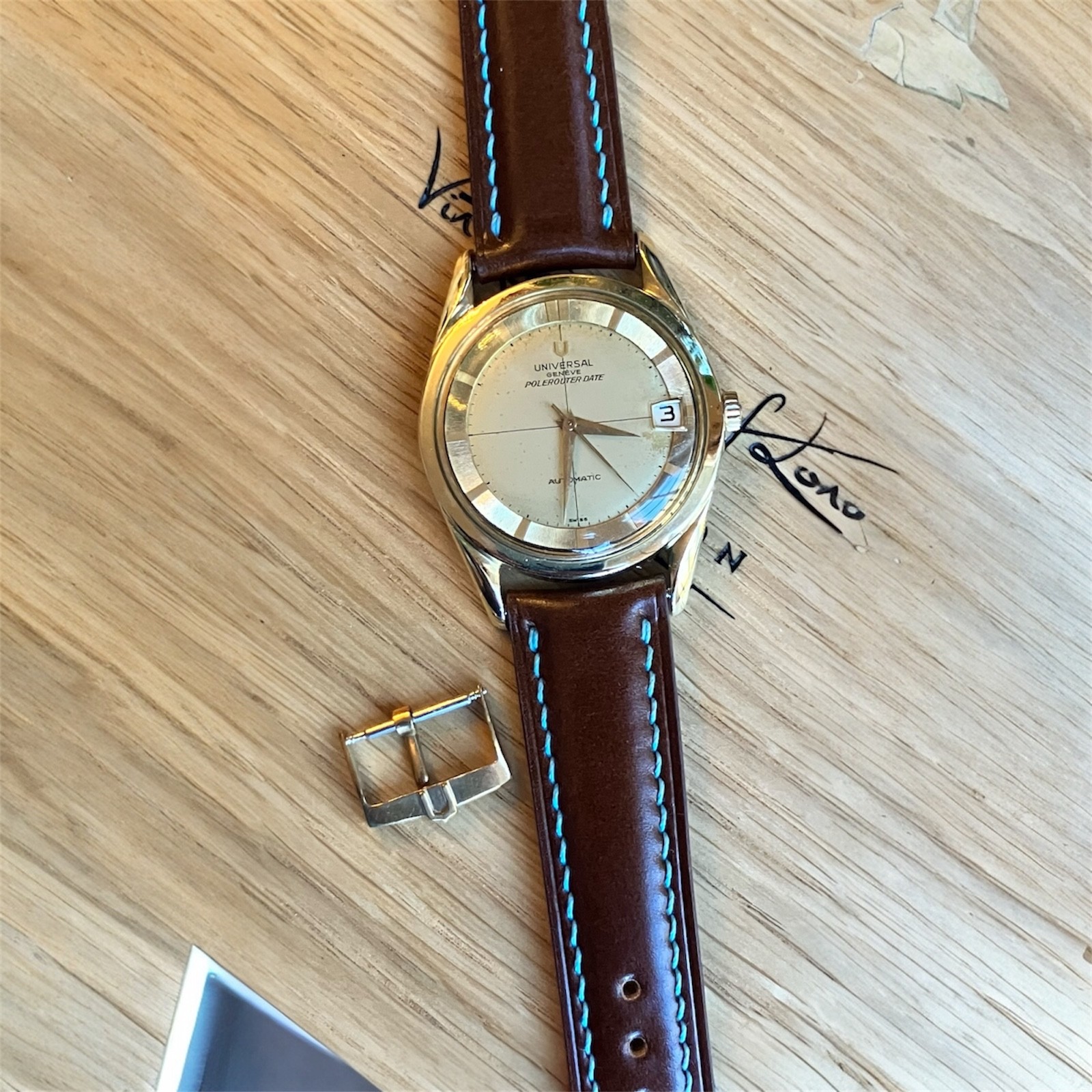 Universal Geneve, Polerouter Date, gold plated, 35mm case strap cream dial