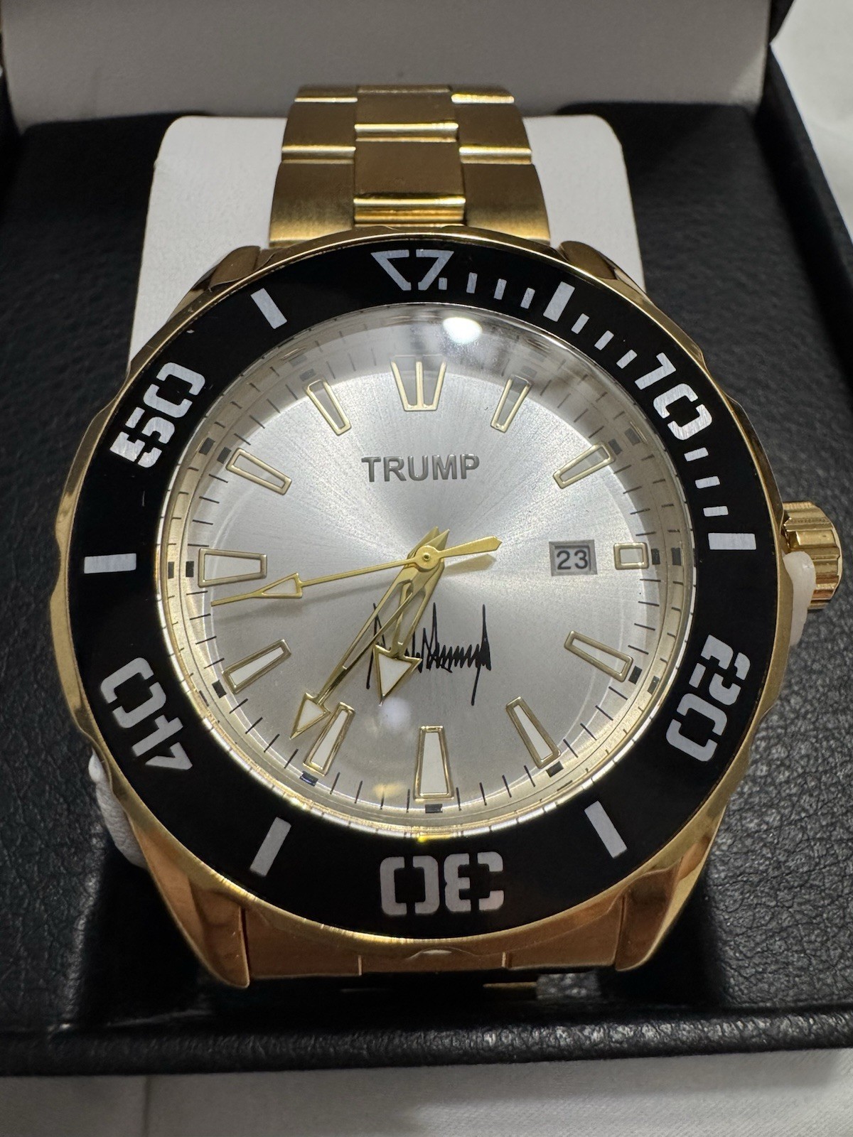 Trump Vintage Gold-Tone Quartz Analog-Date Watch / Silver Dial / Black Bezel
