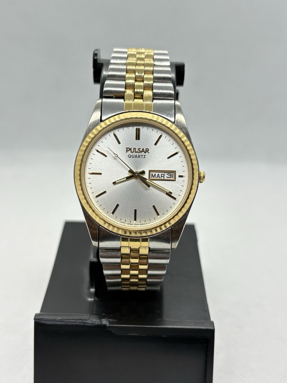 Vintage Pulsar by Seiko Men’s Watch Two Tone Quartz Day Date V533-8B50 Runs