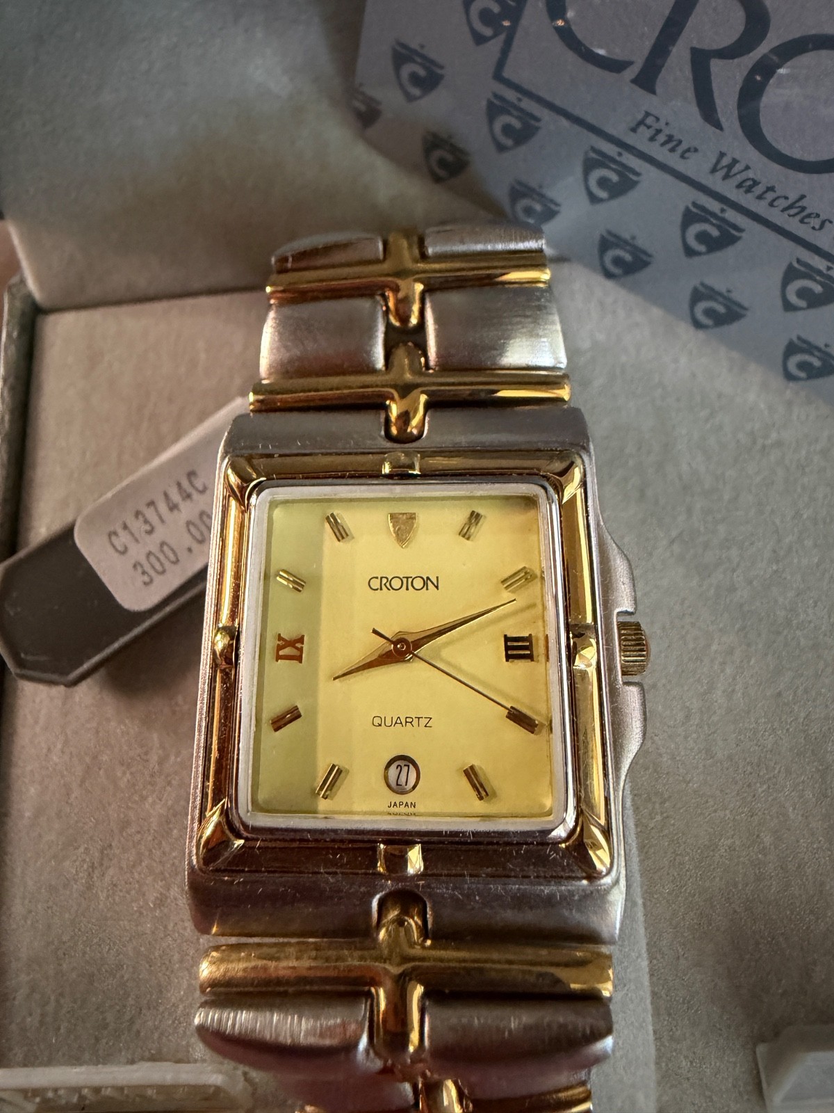 VINTAGE NEW WOMENS CROTON WATCH QUARTZ DESIGNER