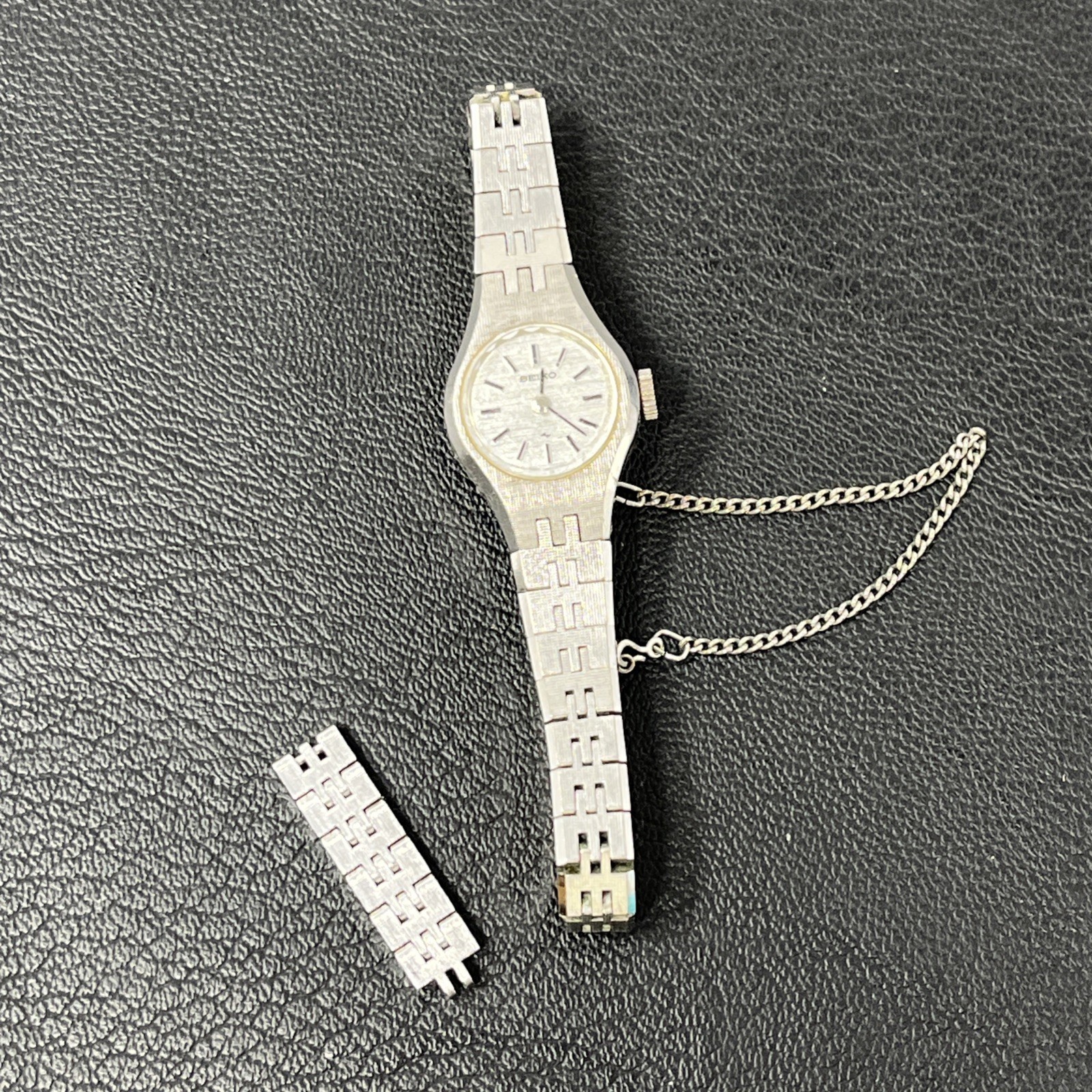 Vintage Seiko Womens Watch 17mm White Dial Silver Tone 11-0639 Manual Wind