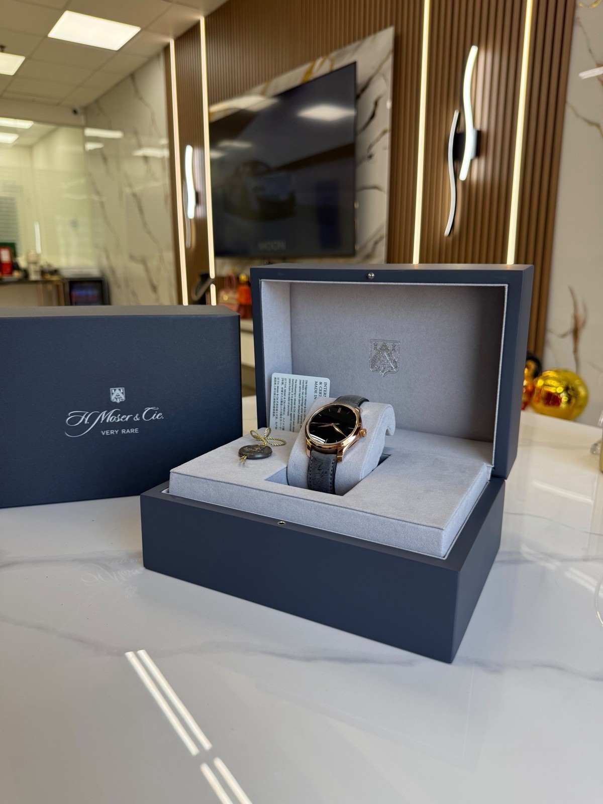 H.Moser & Cie. Endeavour Centre Seconds 5/2026 Vantablack Red Gold Watch