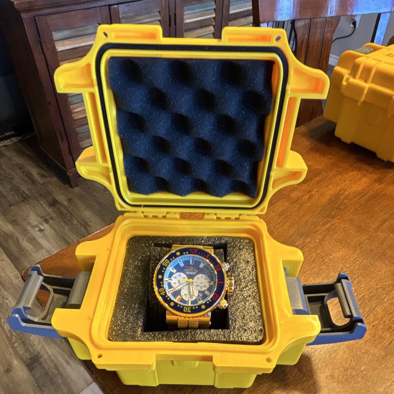 Invicta Men’s Quartz Chronograph Diver Watch Date Blue Dial Gold Bracelet