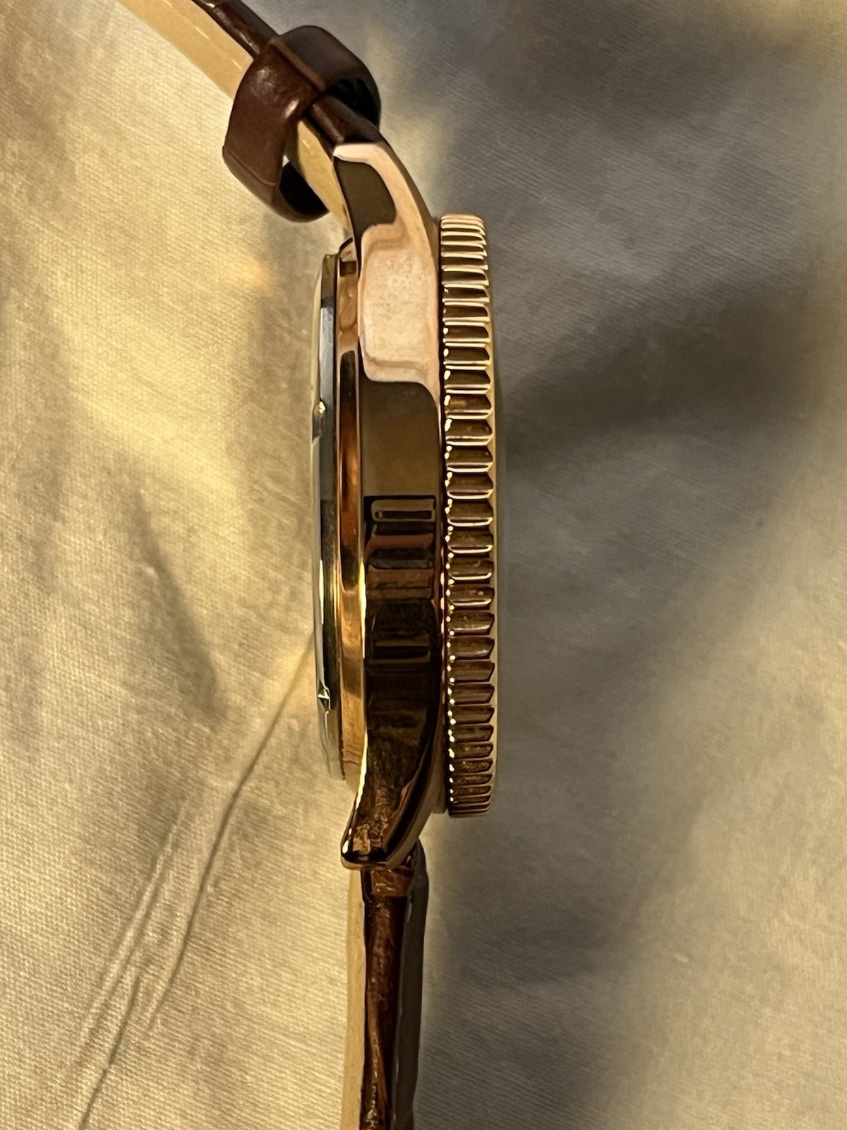 Stauer 1930 Dashtronic Quartz Chronograph Date Gold Case Brown Leather 42mm