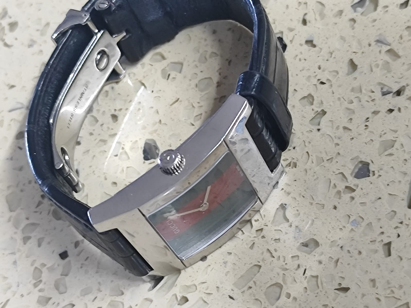 GUCCI Classic Green / Red Dial Black Leather Men’s Watch 7700M Genuine NOS