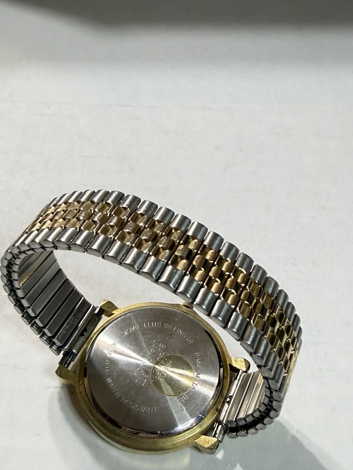 Analog quartz watch, “Quartz water resistant 30 meters”