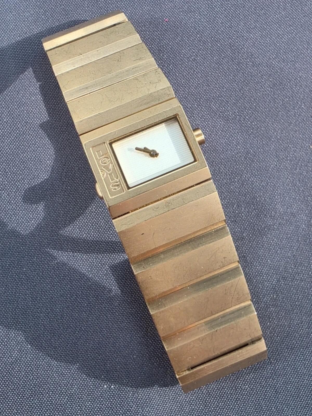 Retro y2k levis futuristic gold watch