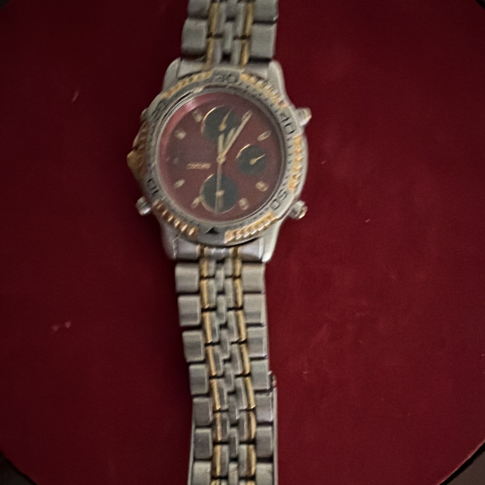 Men’s Analog Chronograph Wristwatch Red Dial Two-Tone Metal Bracelet