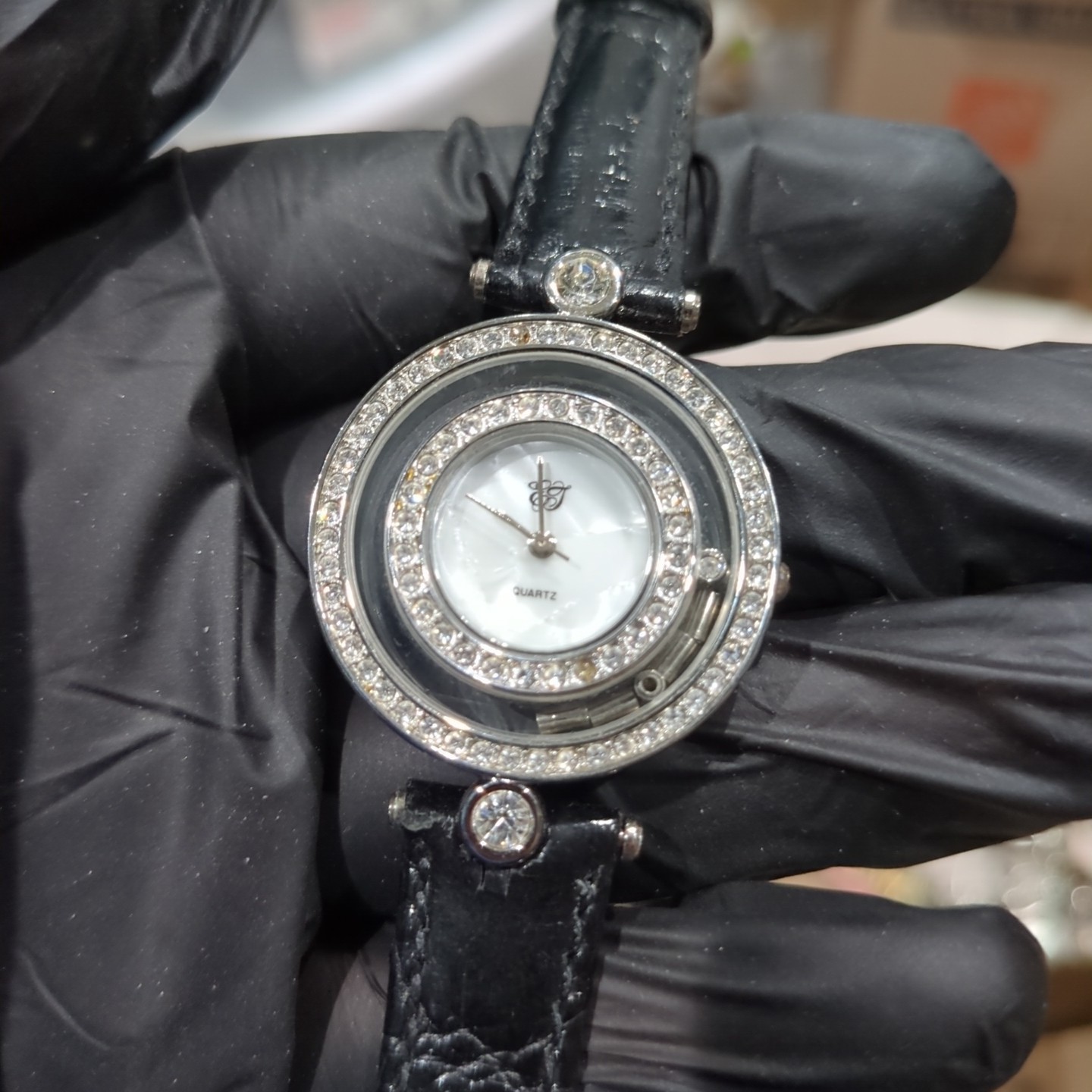 Working ELIZABETH TAYLOR WHITE Crystals Ladies watch New Battery 32mm Fit 7in