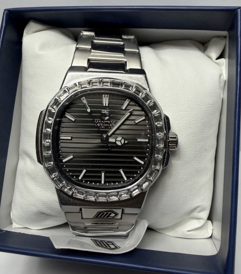 Montres Prestige Men’s Quartz 44mm Silver SS Bracelet Black Dial Gem Bezel Box