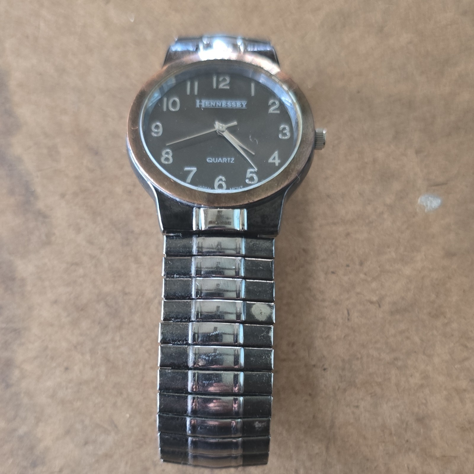 Hennessey Quartz Analog Wristwatch Black Dial Arabic Numerals Silver Bracelet