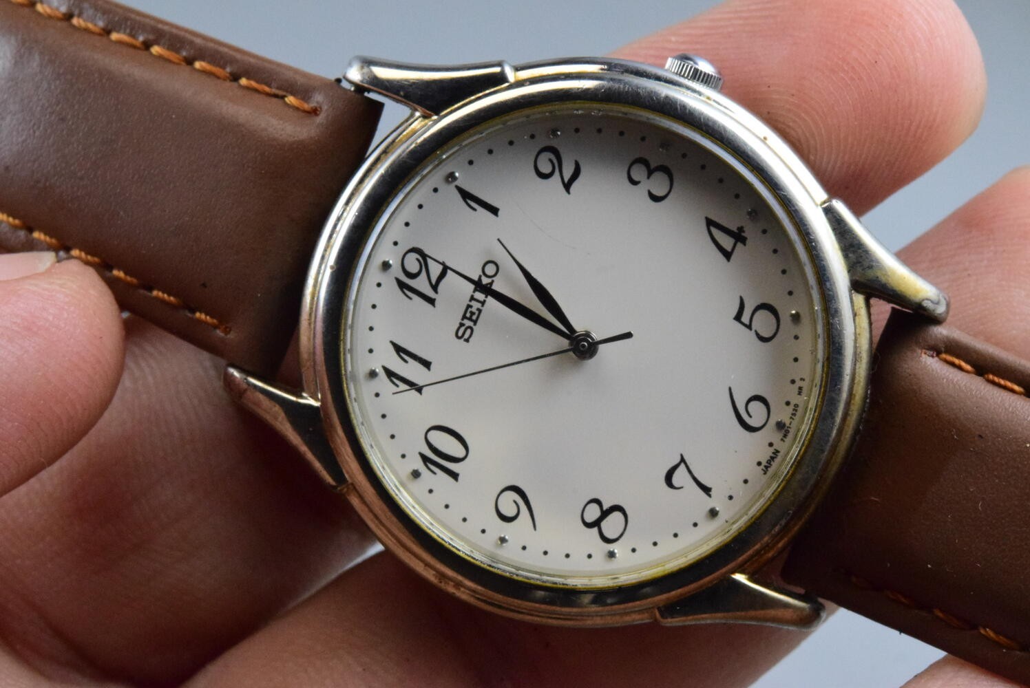 Vintage watch Seiko 7N01-7141 White Men Quartz Round 35mm