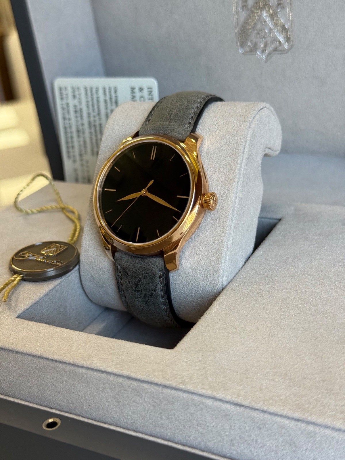 H.Moser & Cie. Endeavour Centre Seconds 5/2026 Vantablack Red Gold Watch