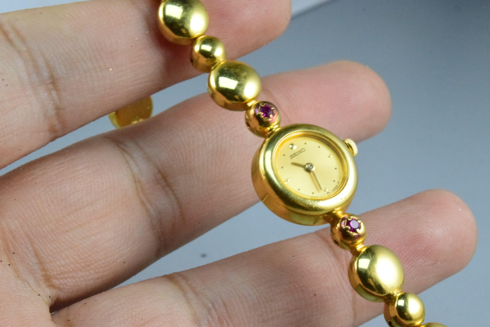 Vintage watch Seiko Tiny 1E20-0420 Yellow Lady Quartz Round 16mm