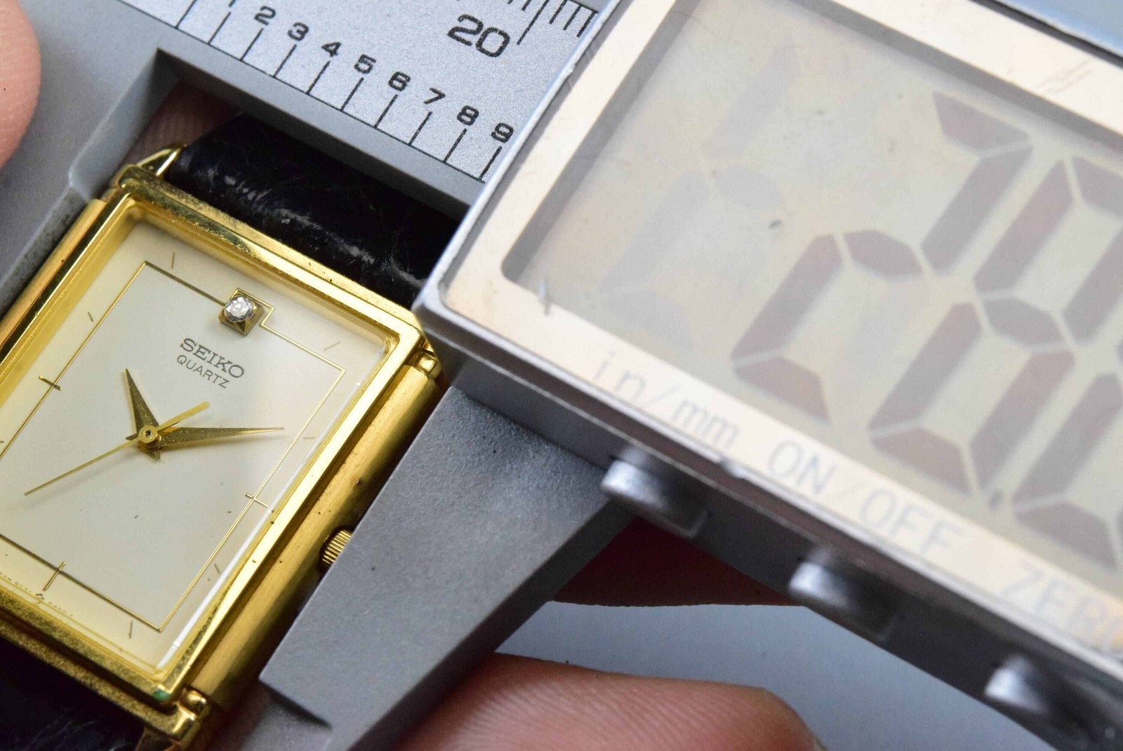 Vintage watch Seiko 9021-5300 Yellow Men Quartz Tank 28mm