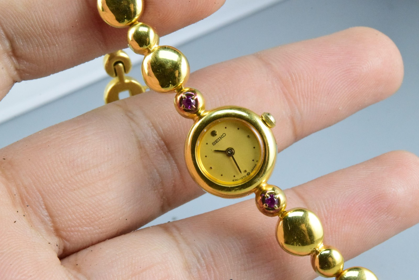 Vintage watch Seiko Tiny 1E20-0420 Yellow Lady Quartz Round 16mm