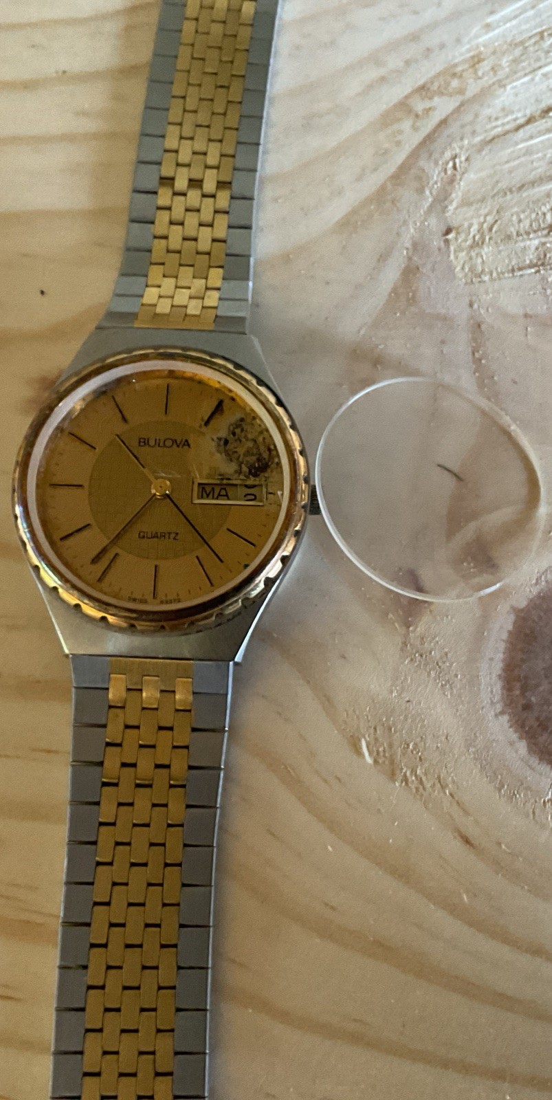 1983 Bulova Quartz Watch, Crystal Is Loose, Needs Battery P3 Base Metal Bezel