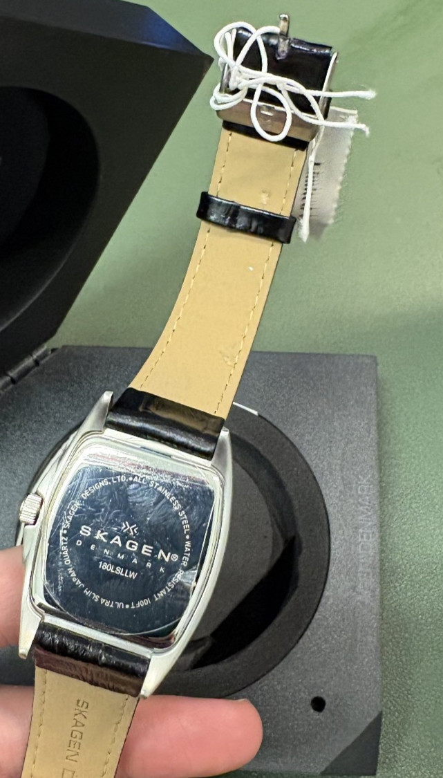 IN ORIGINAL BOX Skagen Denmark Silver Leather Band Watch Model 180LSLLW