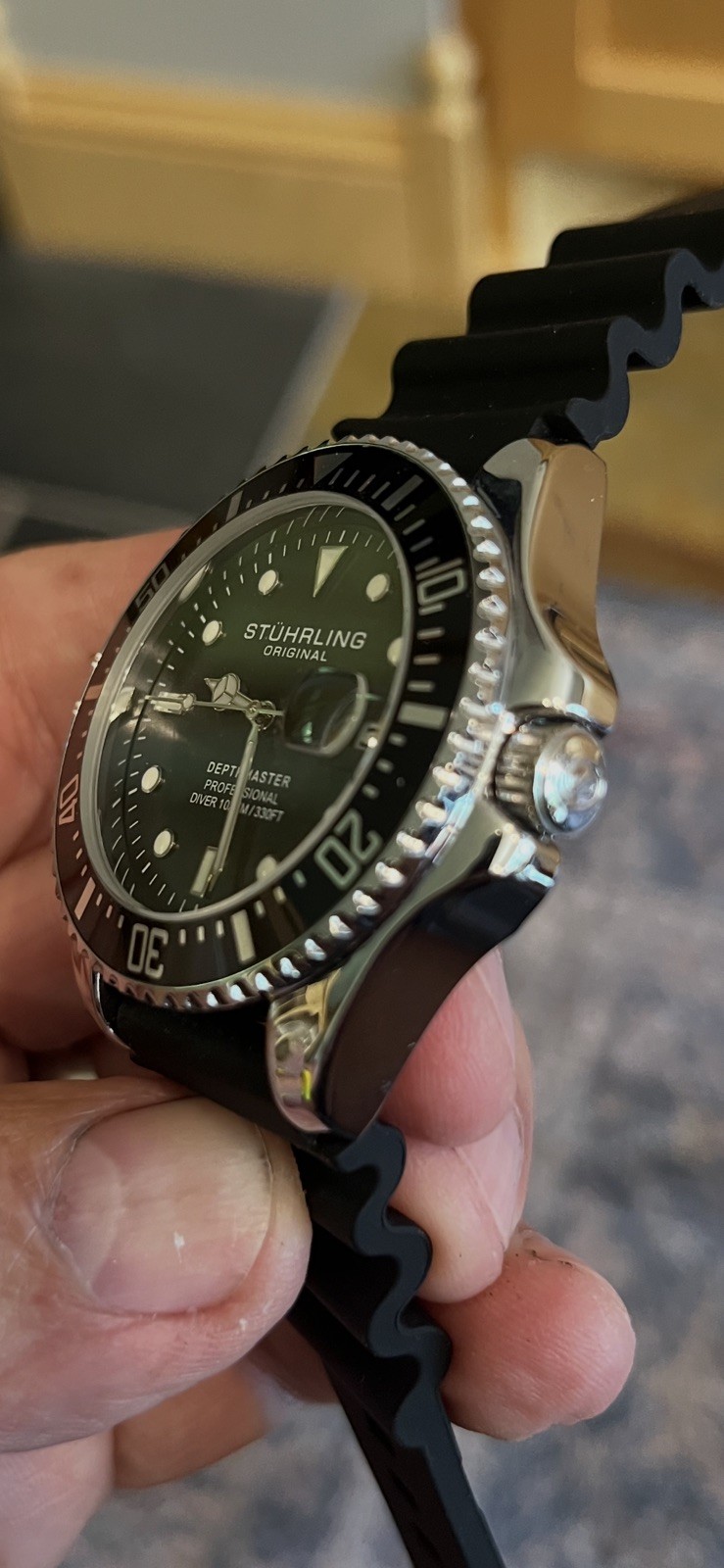 Stührling Original Depthmaster Quartz Diver 200m Black Dial Rubber Strap Date
