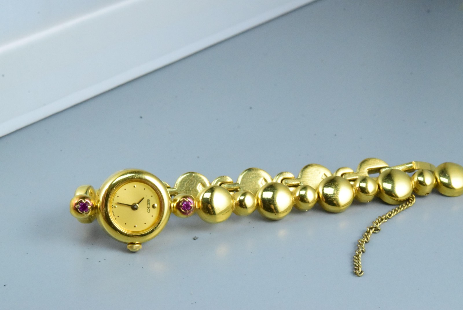 Vintage watch Seiko Tiny 1E20-0420 Yellow Lady Quartz Round 16mm