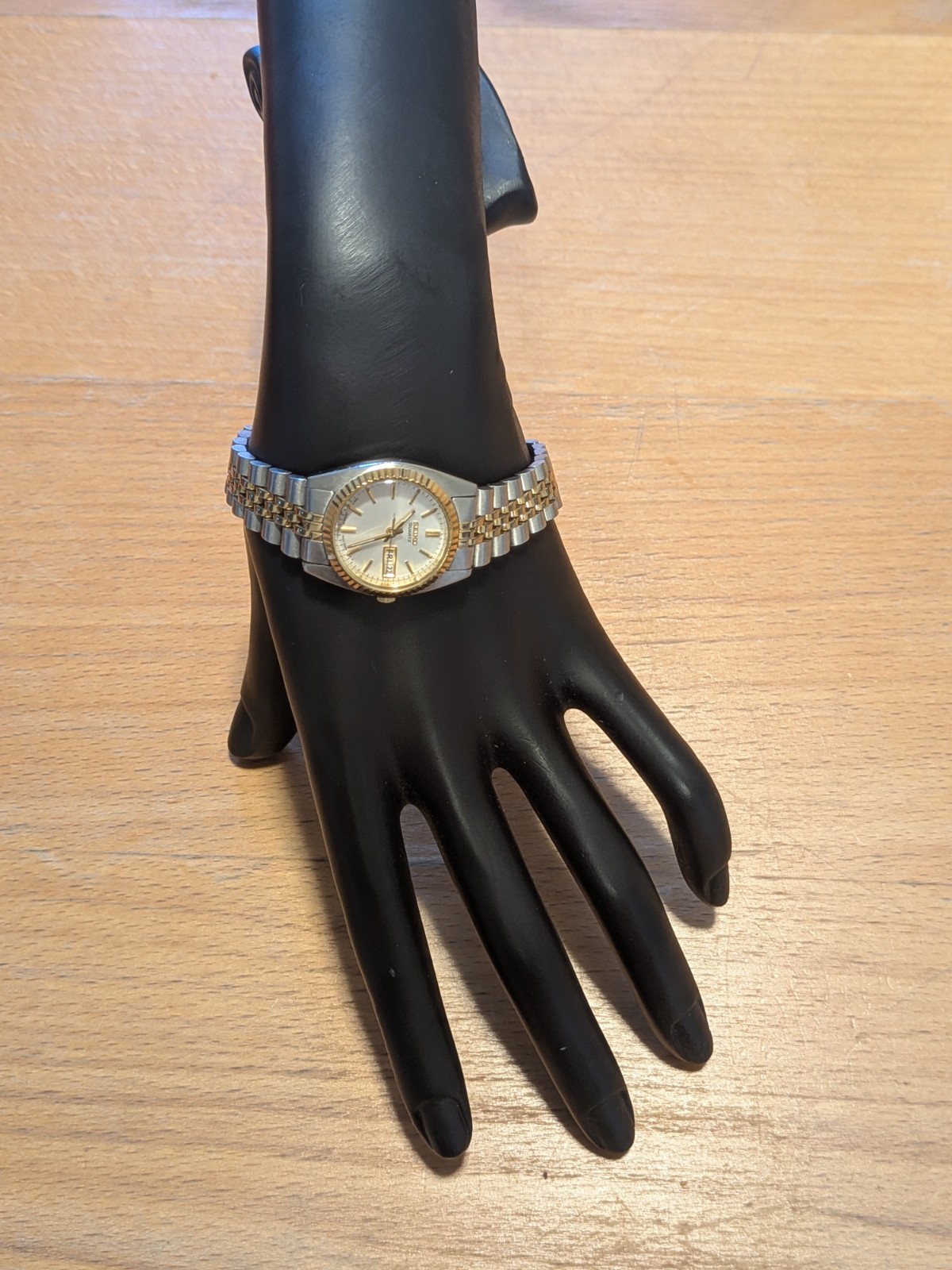 Vintage Seiko Quartz Two-Tone Ladies Day-Date Watch – Silver Dial – Fluted Gold
