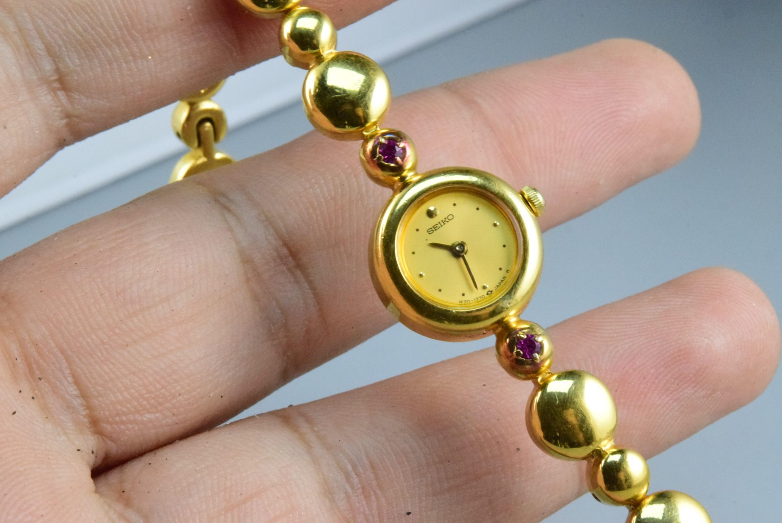 Vintage watch Seiko Tiny 1E20-0420 Yellow Lady Quartz Round 16mm