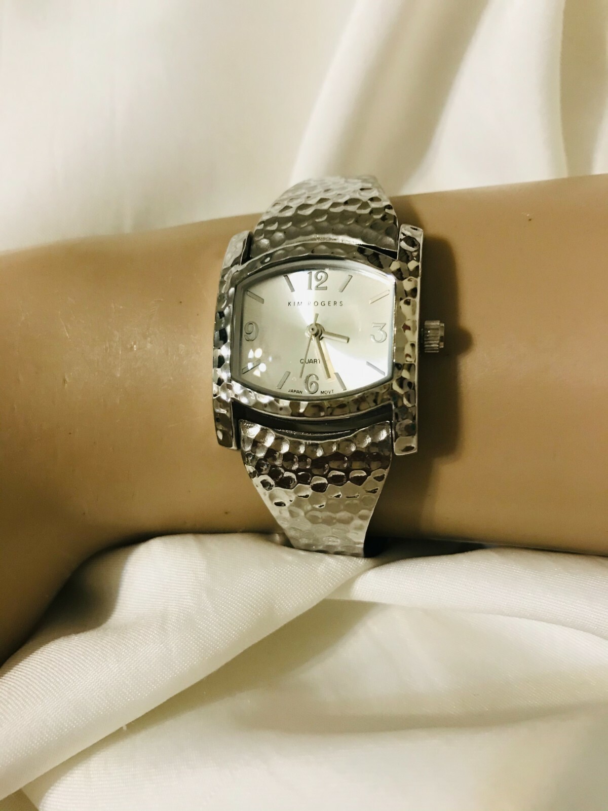 KIM ROGERS WATCH SILVER TONE HAMMERED DESIGN BANGLE BRACELET WITH JEWELRY CLASP
